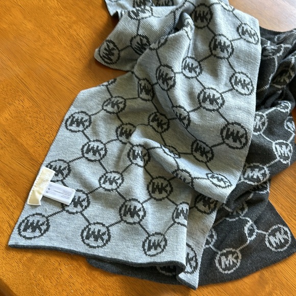 Michael Kors Hat and Scarf EUC Gray - Picture 3 of 4
